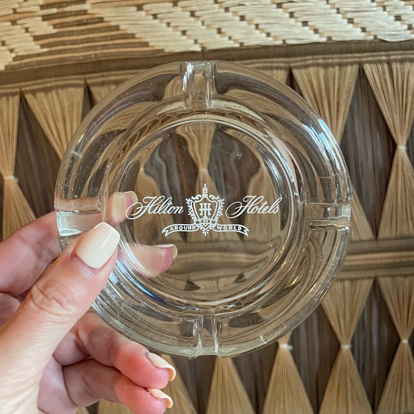 Hilton Hotels Around The World Souvenir Matchbooks (4) & Matching Ashtray Lot - Picture 3 of 7